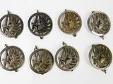 six pendentifs anciens en argent, de formes et de tailles variées, posés sur une surface blanche