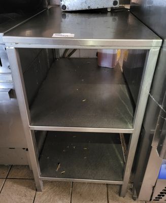 une étagère en métal sur laquelle est posé un grille-pain