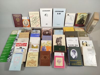 un grand nombre de livres posés sur une table