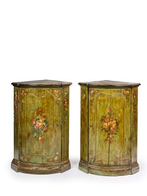 une paire d'armoires en bois peintes en vert et ornées de motifs floraux