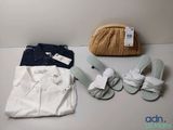 un sac, des chaussures et un sac à main posés sur une table
