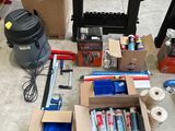 beaucoup d'objets posés sur le sol