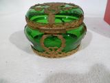 une boîte en verre vert ornée d'un motif doré