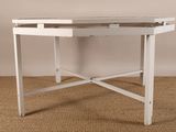 une image représentant une table blanche sur laquelle est posé un plateau