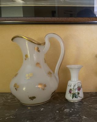 deux vases posés sur une table à côté d'un miroir