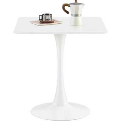 une table blanche sur laquelle est posée une cafetière
