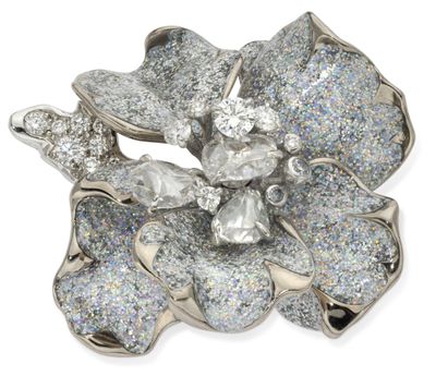 an image of a brooch with a bunch of diamonds on it