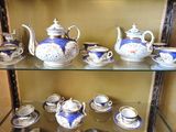 une vitrine en verre contenant toute une gamme de tasses à thé et à café