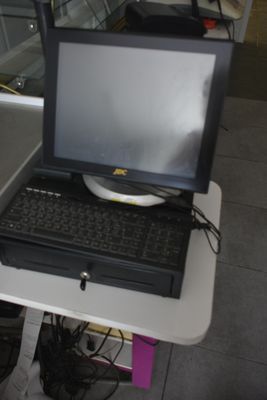 un ordinateur portable posé sur une table blanche