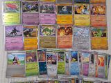 beaucoup de cartes pokemon différentes sur la table