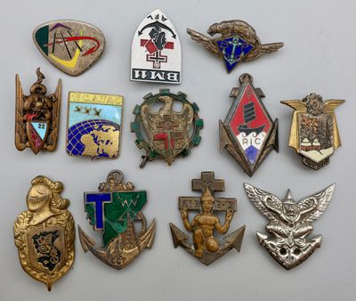 Plusieurs types différents d'insignes militaires sont exposés sur un fond blanc