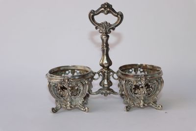 paire de bougeoirs anciens en métal argenté, au motif ouvragé