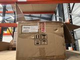un grand carton posé par terre dans un entrepôt