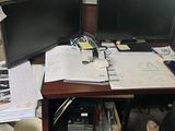 deux écrans d'ordinateur posés sur un bureau dans un bureau