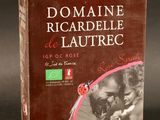une boîte sur laquelle figure l'image d'une femme et d'un chien