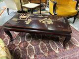 des chaises aux couleurs vives et une table basse dans une pièce où se trouve un tapis