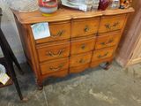 une commode sur laquelle sont posés de nombreux plats