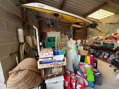 un garage dans lequel se trouvent une planche de surf et d'autres objets