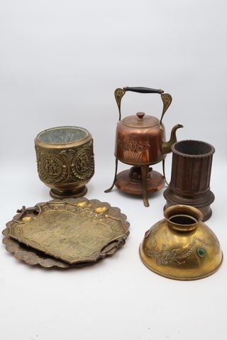 Théière et son réchaud en cuivre, cache pots en cuivre repoussé, ...