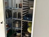 un garde-manger rempli de casseroles et de poêles