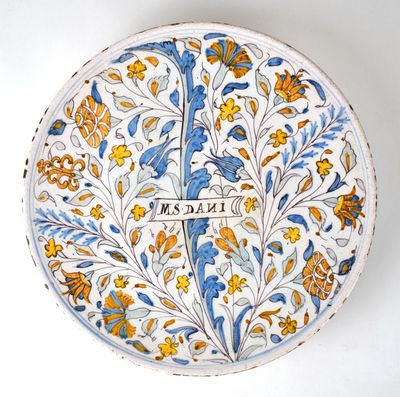 une assiette décorative ornée d'un motif bleu et jaune