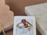 une bague posée sur une boîte