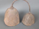 deux cloches posées sur une table
