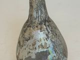 un petit vase posé sur une table