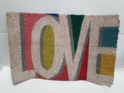 le mot « amour » est formé de fils multicolores sur un fond blanc