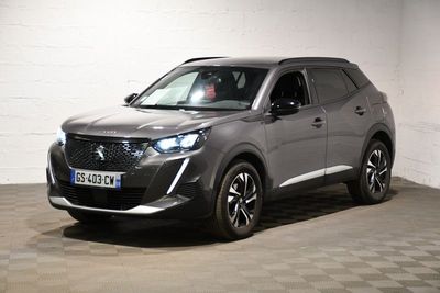une photo d'un SUV gris garé dans un garage