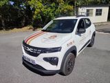 un camion blanc garé sur le bord de la route