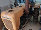 un tracteur garé dans un garage