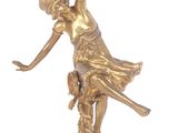statue d'une femme tenant une raquette de tennis, posée sur un socle en marbre