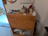 une commode en bois dans une pièce où un miroir est accroché au mur