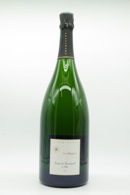 une bouteille de champagne sur fond blanc, avec un fond blanc