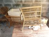 plusieurs chaises et une table dans une pièce dont l'un des murs est en briques