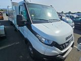 un camion blanc garé dans un parking