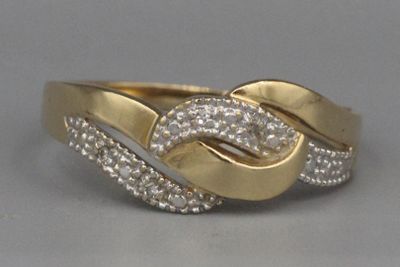 Bague Tresse en or de deux tons enrichie de brillants P. 2,2g