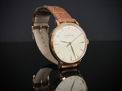 gros plan d'une montre-bracelet sur une surface noire