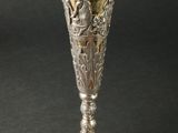 un vase ancien en argent orné d'un motif sur la base