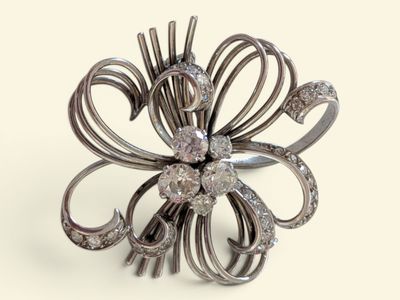 une broche en argent ornée d'une grappe de diamants