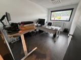 un bureau sur lequel se trouvent un écran, un clavier, une souris et d'autres éléments