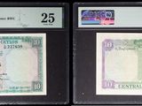 Trois types différents de devises étrangères sont exposés dans une vitrine.