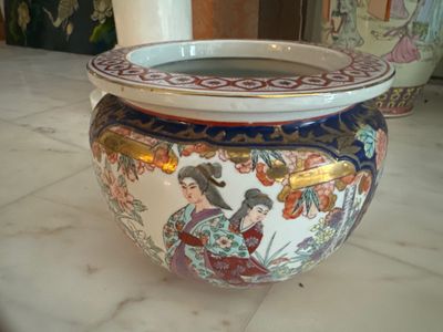 un vase muni d'un couvercle, posé sur une table