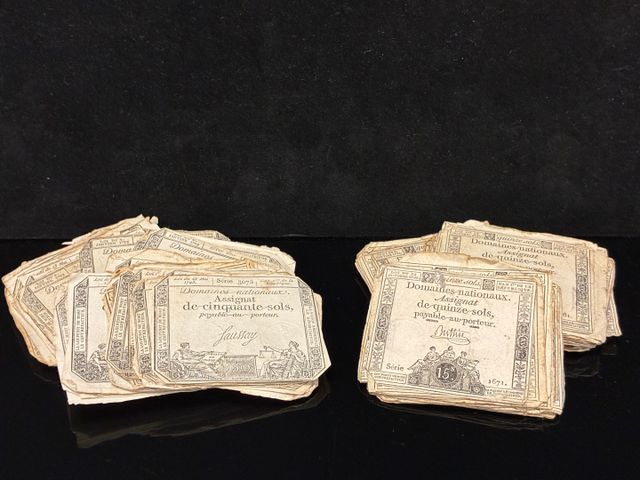 Environ 200 assignats de quinze sols et de cinquante cols