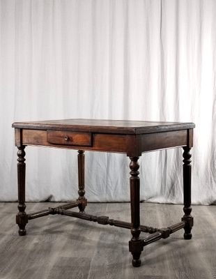 une vieille table en bois surmontée d'un tiroir