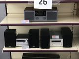 beaucoup d'électronique sur les étagères du magasin
