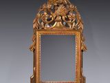 un miroir ancien avec un cadre doré et un motif floral