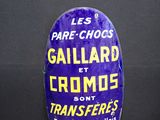 une ancienne affiche publicitaire pour une compagnie ferroviaire sur fond noir