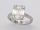 une photo d'une bague en or blanc sertie d'un diamant taille baguette